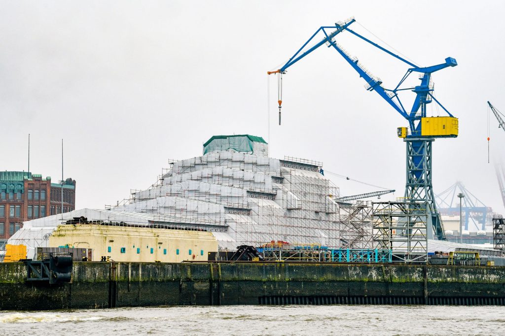 Usmanov's superyacht to languish in Hamburg after crew depart - Vimarsana News