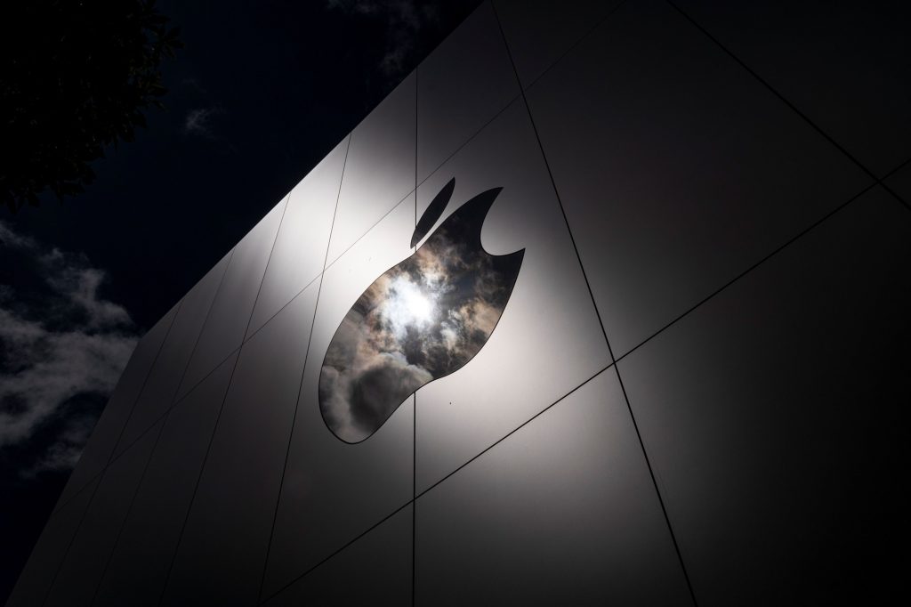 Apple's $2trn market valuation on shaky ground - Vimarsana News