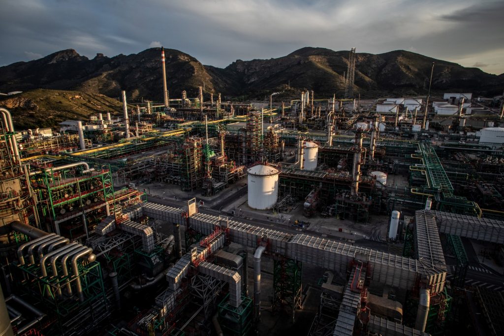 $100 oil threatens to compound world economy's inflation shock - Vimarsana News