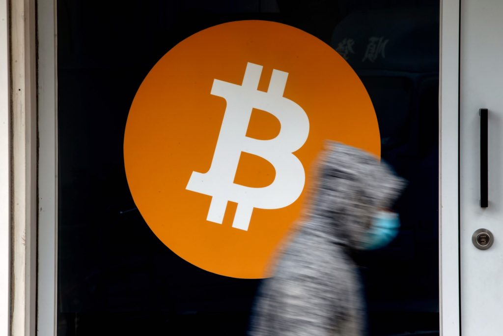 Bitcoin extends dip below $40 000 as Ukraine tensions boost gold - Vimarsana News