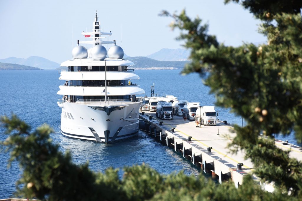 Tycoon Abramov's $100m megayacht likely racing to Turkey's safe waters - Vimarsana News