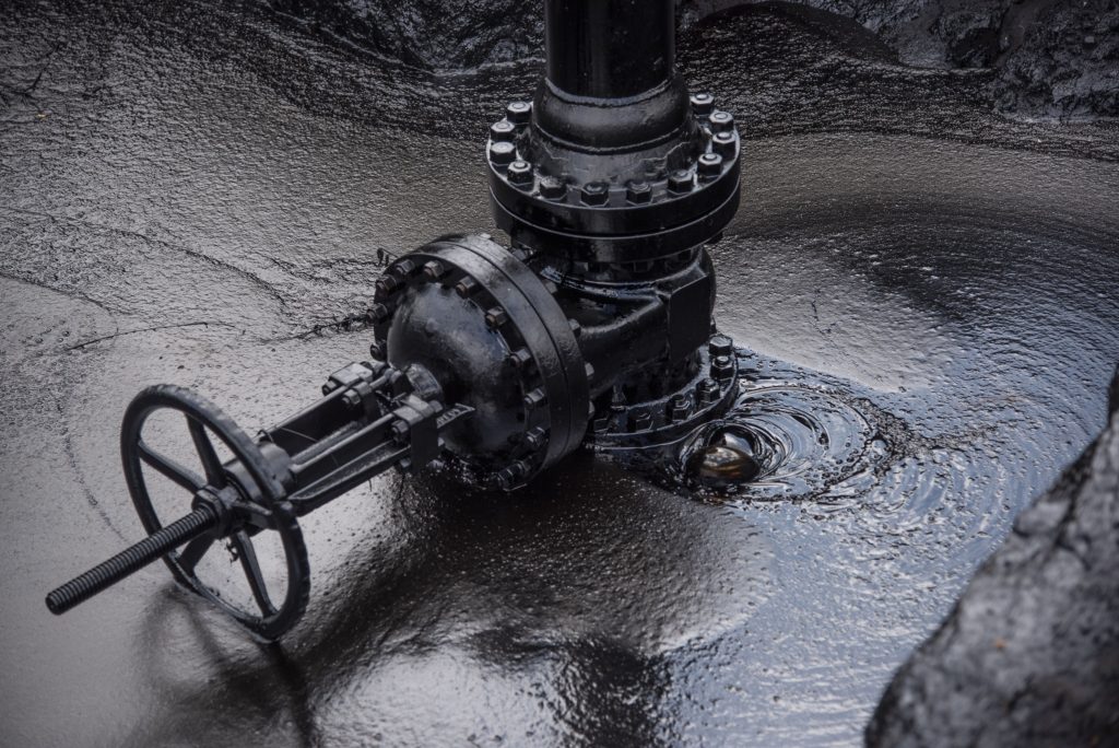 Crude oil hit again as recession angst rips through commodities - Vimarsana News
