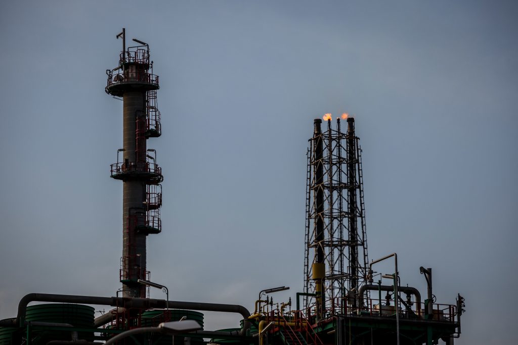 Oil dips as traders flip focus to slowdown despite tight market - Moneyweb
