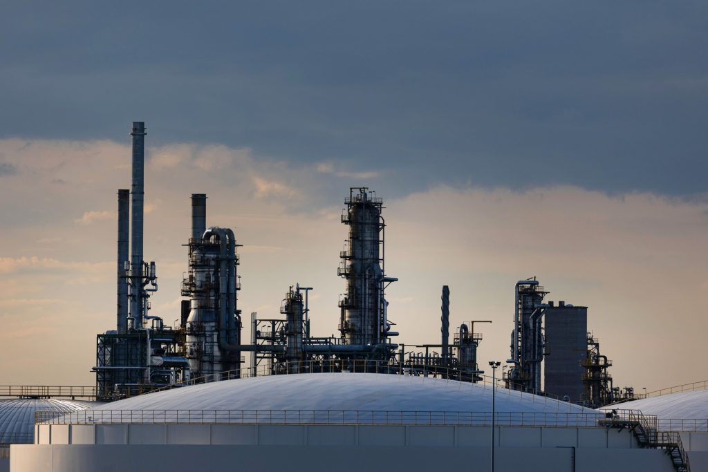 Oil steadies near $100 after plunging on recession concerns - Vimarsana News