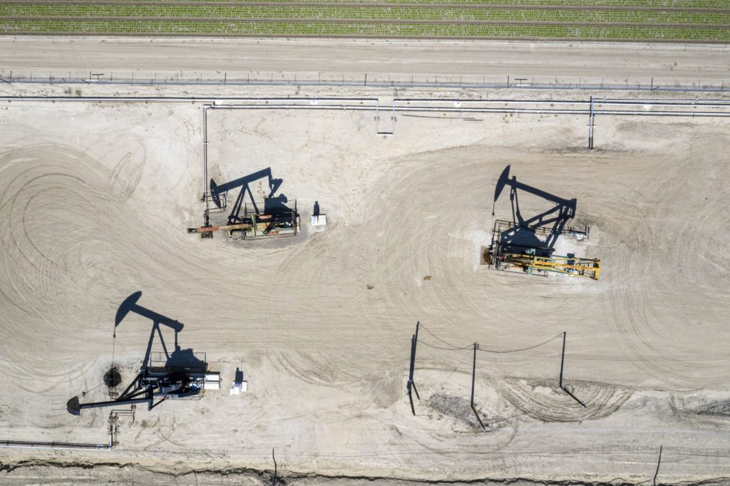 Oil set for fourth weekly loss with rate hikes darkening outlook - Moneyweb