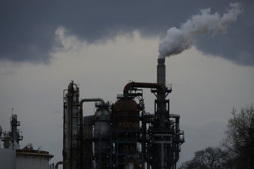 Oil trims weekly gain as broader sell-off dents sentiment - Vimarsana News