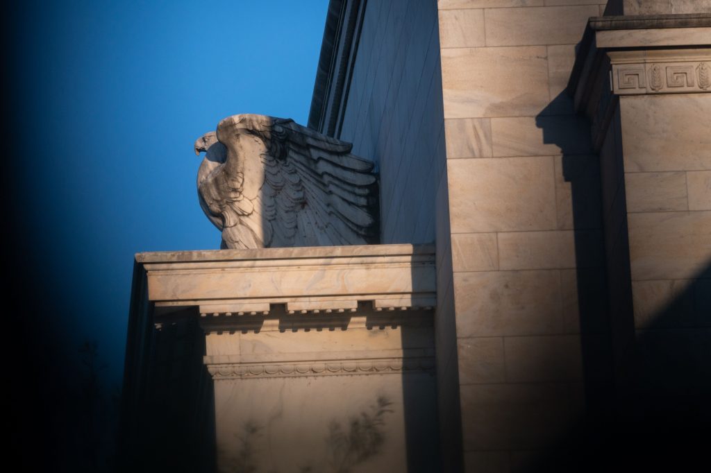Wall Street economists split on whether Fed cuts rates in 2023 - Vimarsana News