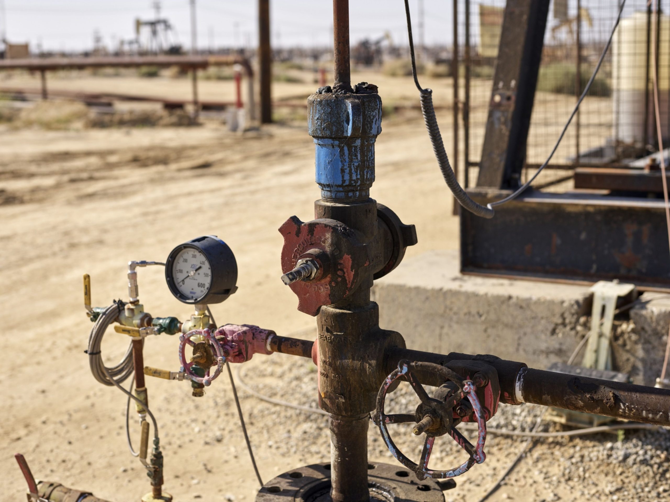 Oil climbs as traders weigh China demand outlook, Russian supply - Moneyweb