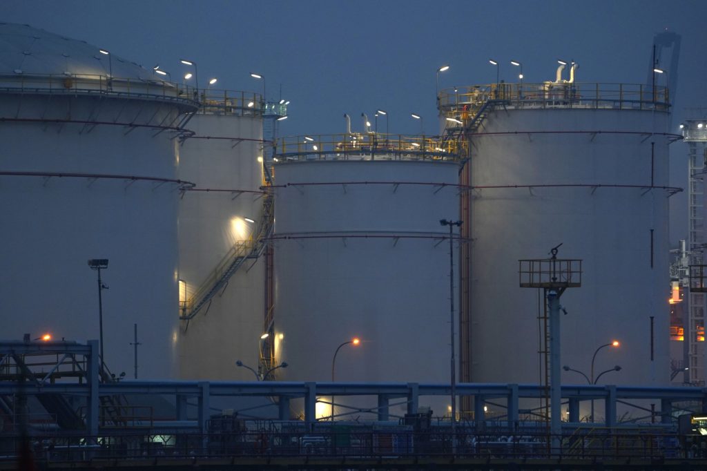 Oil trims weekly gain as slowdown concerns counter China demand - Vimarsana News