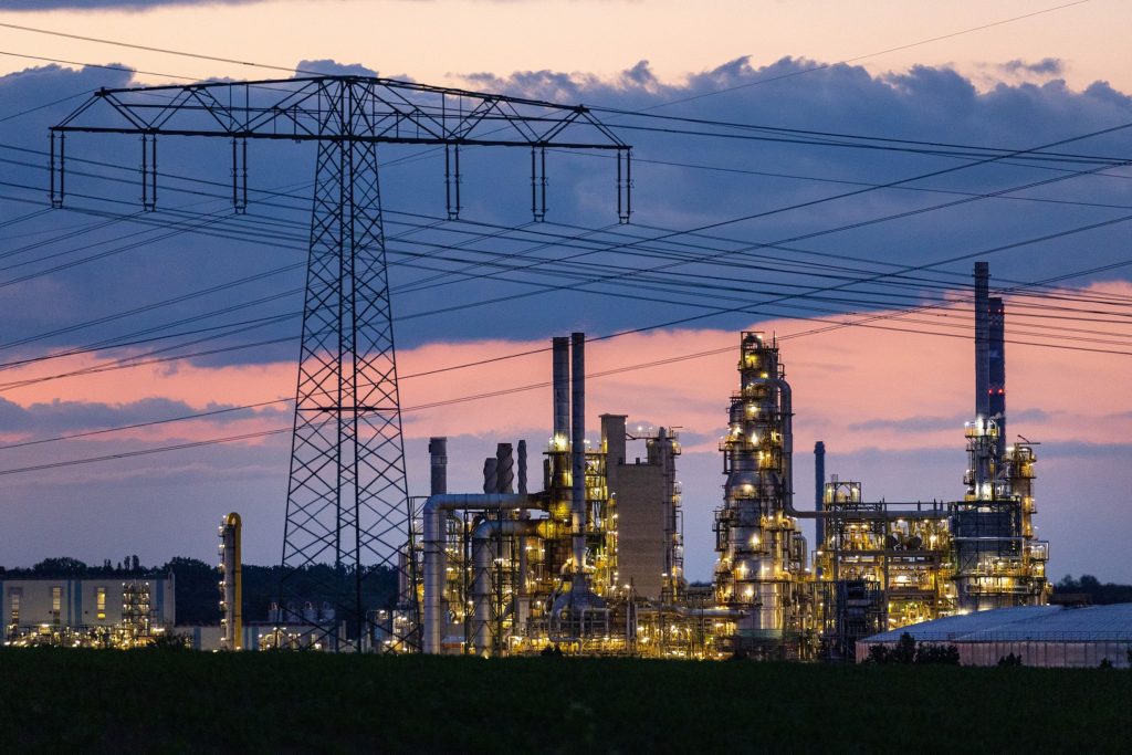 Oil steadies as slowdown concerns offset Poland pipeline halt - Vimarsana News