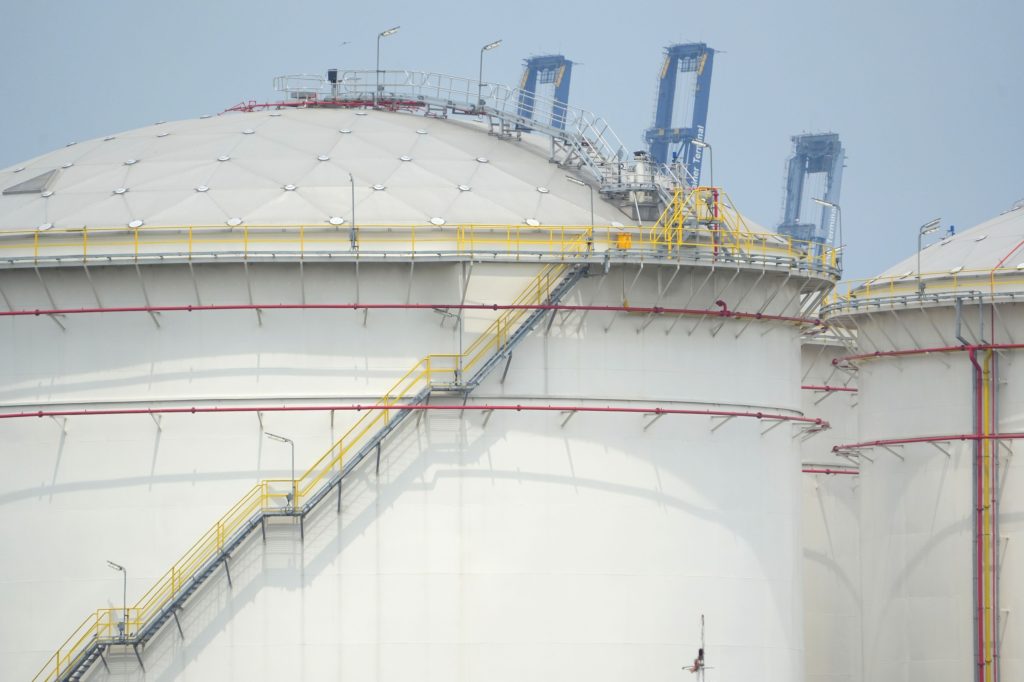 Oil flips to gain as China recovery bolsters demand outlook - Vimarsana News