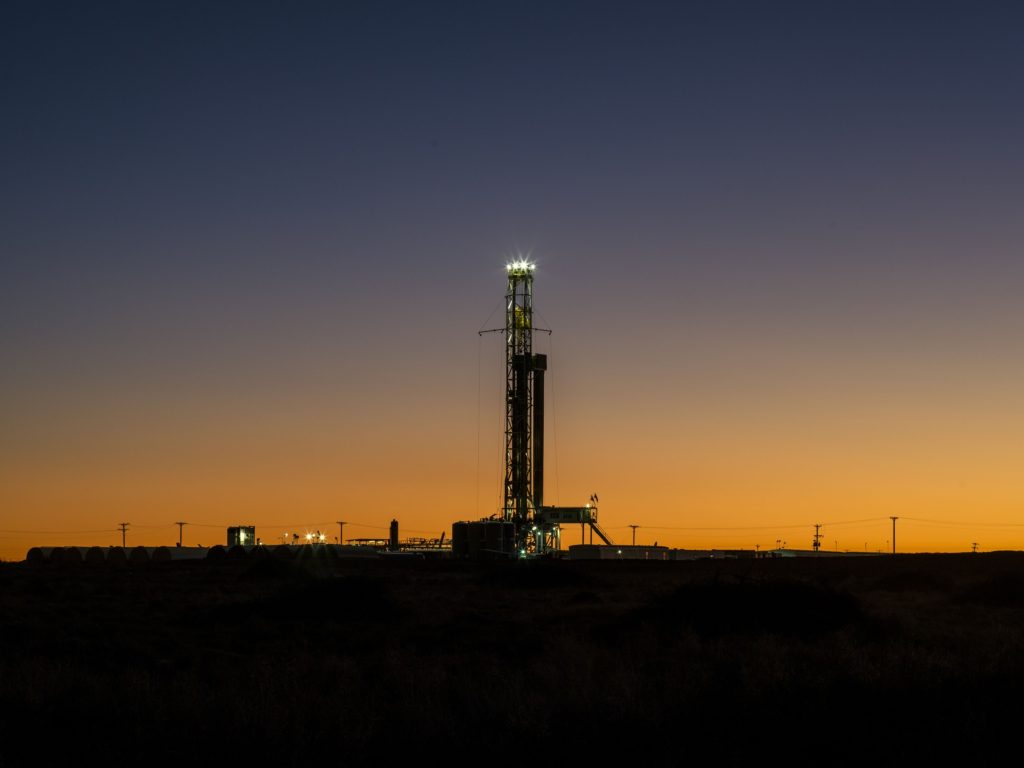 Oil racks up weekly gain as investors warm to China's recovery - Vimarsana News