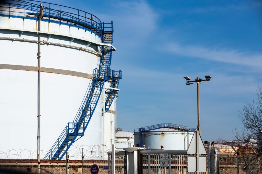 Crude oil heads for weekly advance as US dollar gives up ground - Vimarsana News