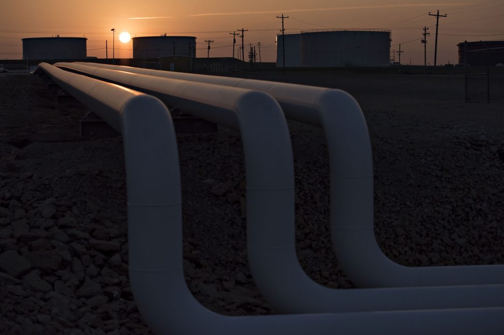 Oil extends drop as US slowdown concerns eclipse stockpile draw - Vimarsana News
