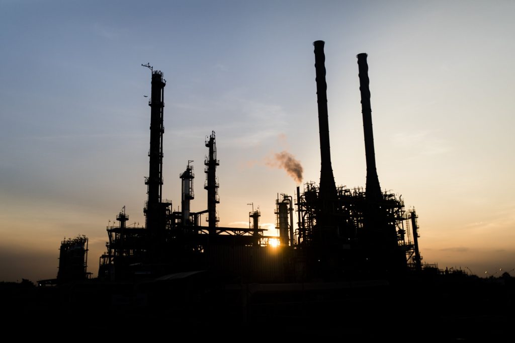 Oil's chaotic selloff worsens with 7.2% tumble at Asia open - Vimarsana News
