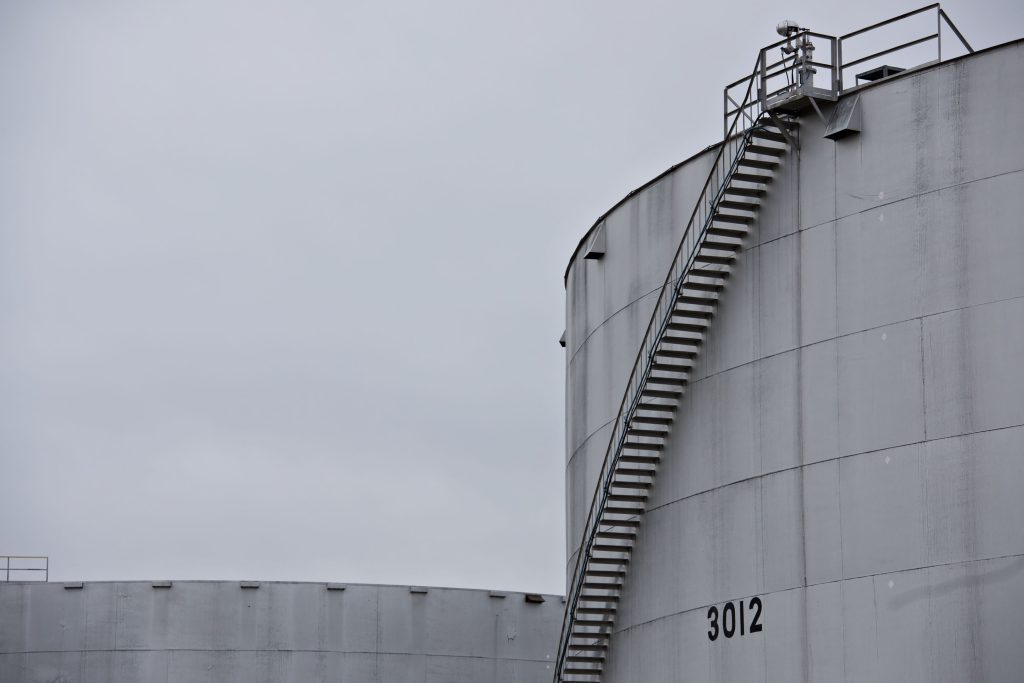 Oil heads for weekly loss as China concerns and rate angst flare - Vimarsana News
