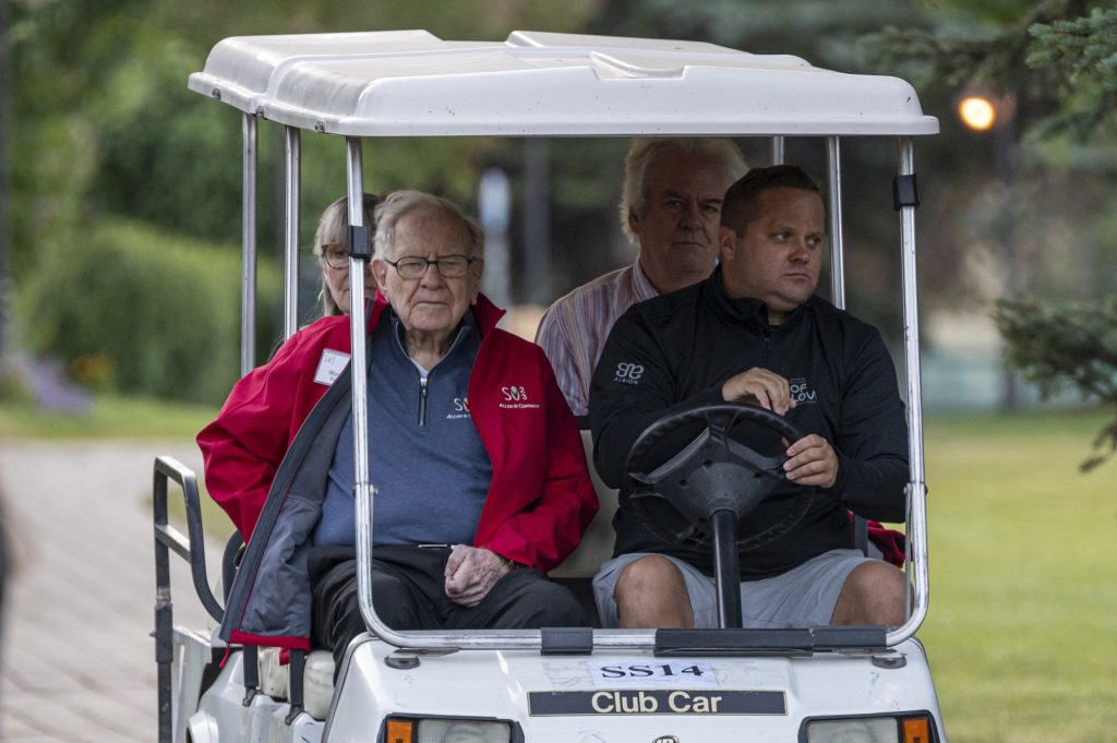 Buffett's cash at record $157bn after deal slump - Vimarsana News