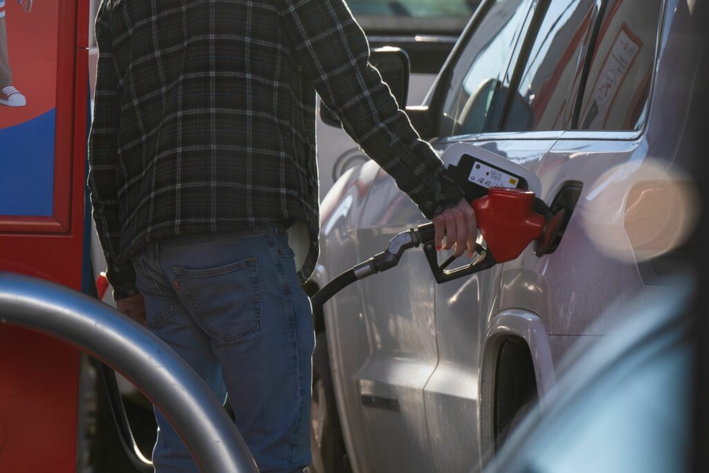 Oil drops as Saudi pricing cuts counter Middle East supply risks - Vimarsana News