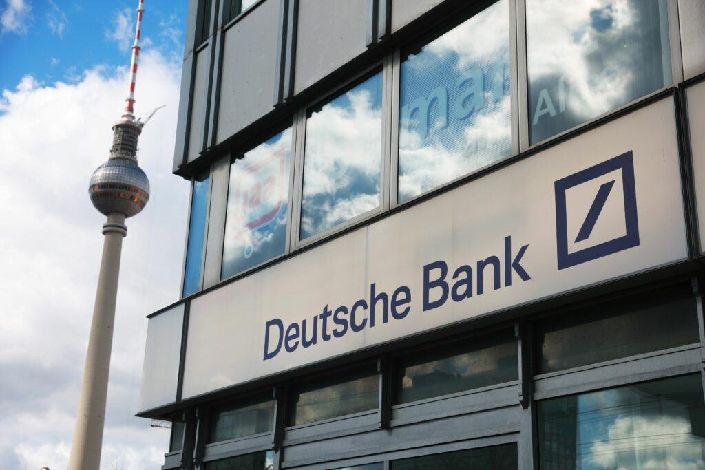Deutsche Bank details 3 500 job cuts as sewing lifts payouts - Vimarsana News
