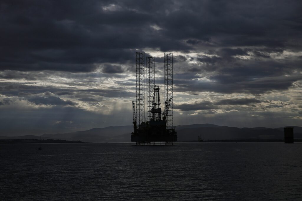 BP-leased oil rig pipe drops to sea floor in North Atlantic - Vimarsana News
