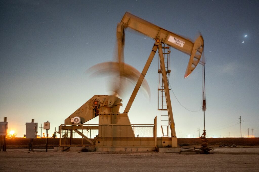 Oil snaps three-day drop as Russia attacks add to global tension - Vimarsana News