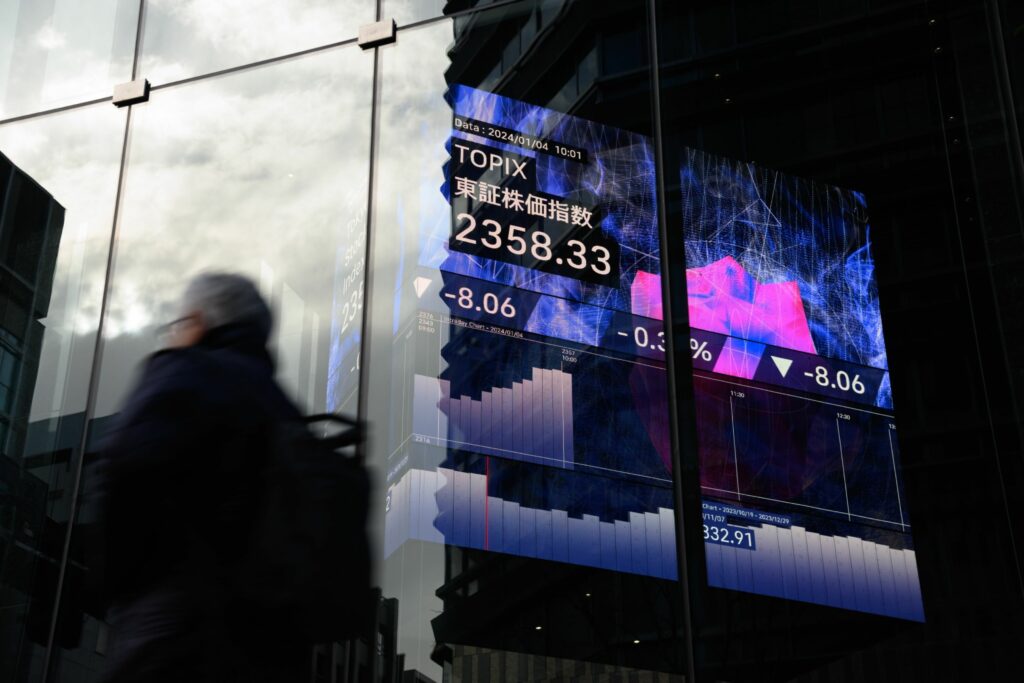 Gold hits record, oil rises on Friday: Markets wrap - Moneyweb