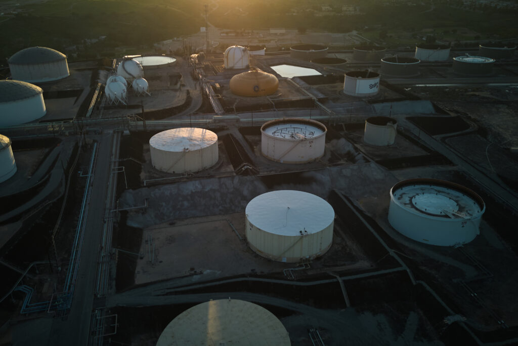 Oil heads for weekly gain on signs of firmer market before data - Moneyweb