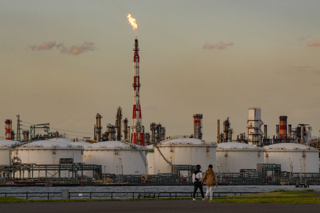 Oil holds drop - Moneyweb