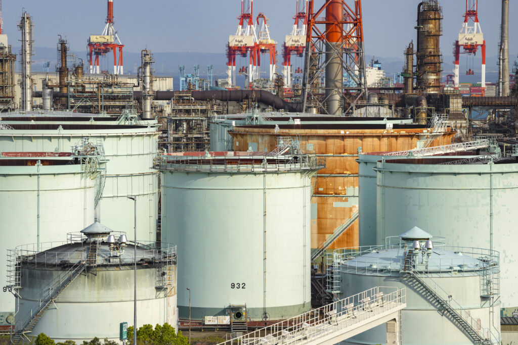 Oil extends advance after US crude stockpiles post another drop - Moneyweb