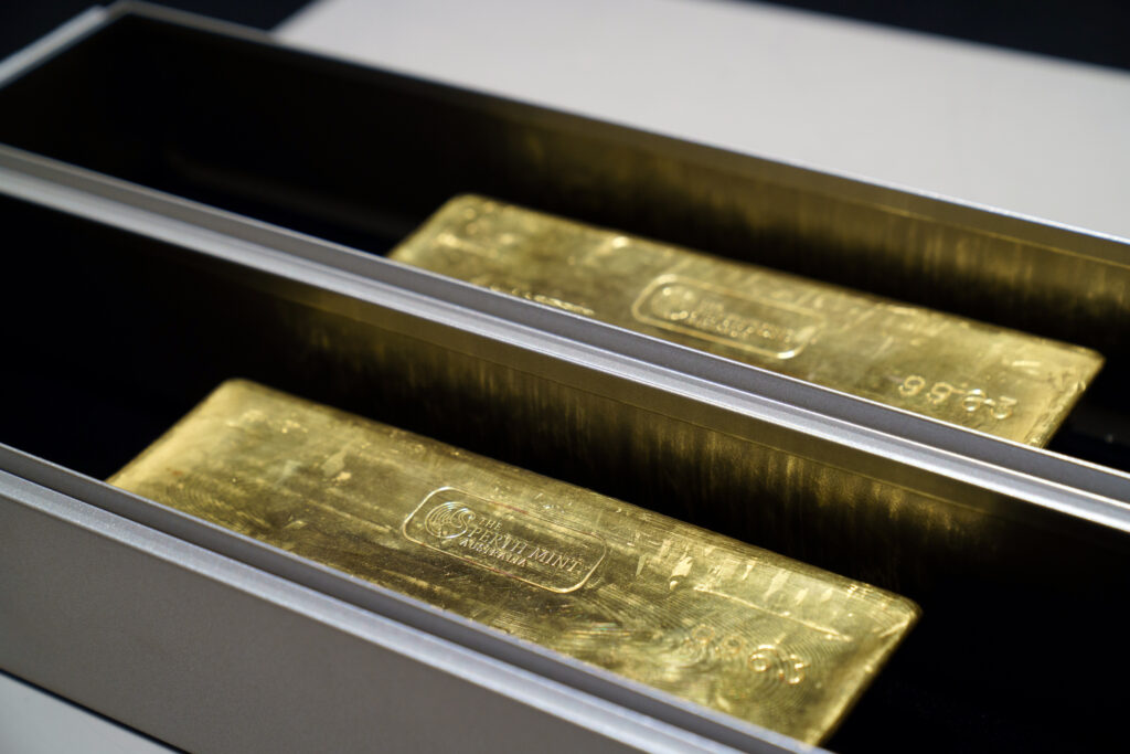 Gold edges lower as traders weigh mixed US data and rate outlook - Moneyweb