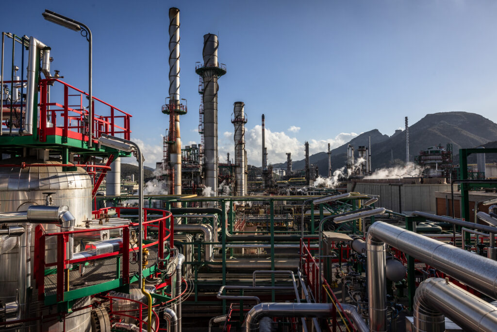 Oil falls further as Trump flags Russia talks to end Ukraine war - Moneyweb