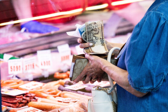 Emerging-market assets plunge as US data clouds Fed cut outlook - Moneyweb