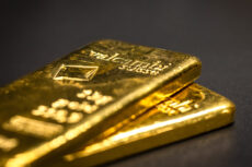 Gold rallies for sixth day on US rate bets and shutdown concerns