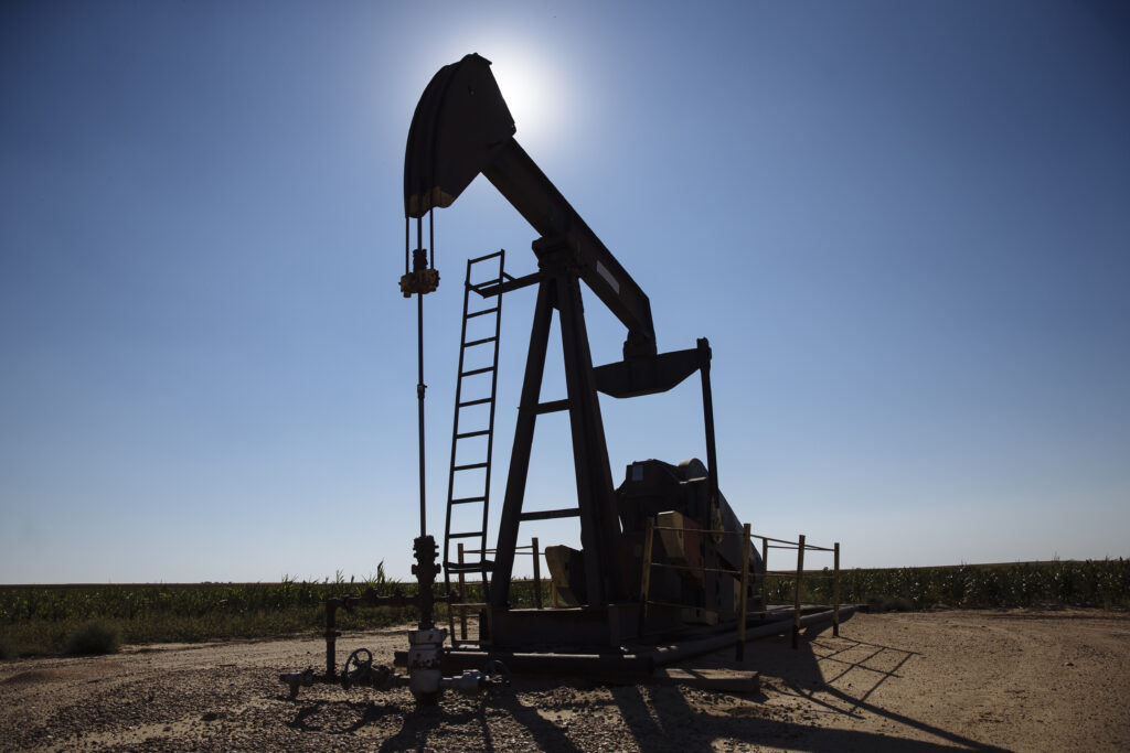 Oil holds drop as Saudis cut Asian prices, US inventories climb - Moneyweb