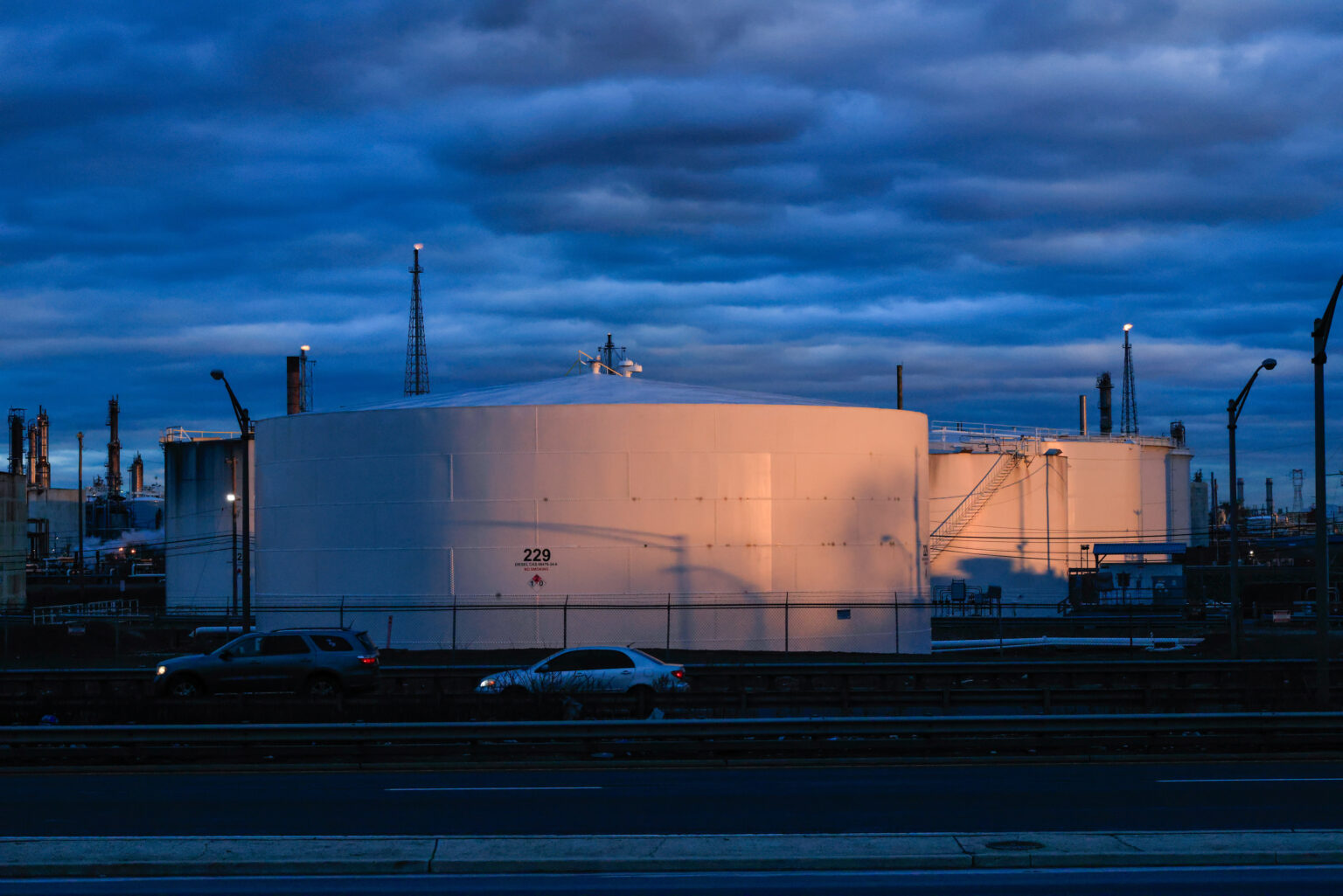 Oil extends gain as traders focus on Iran risks and Venezuela - Moneyweb