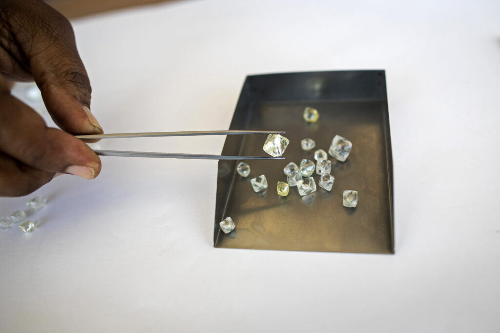 De Beers makes sweeping cuts to its elite diamond-buying club