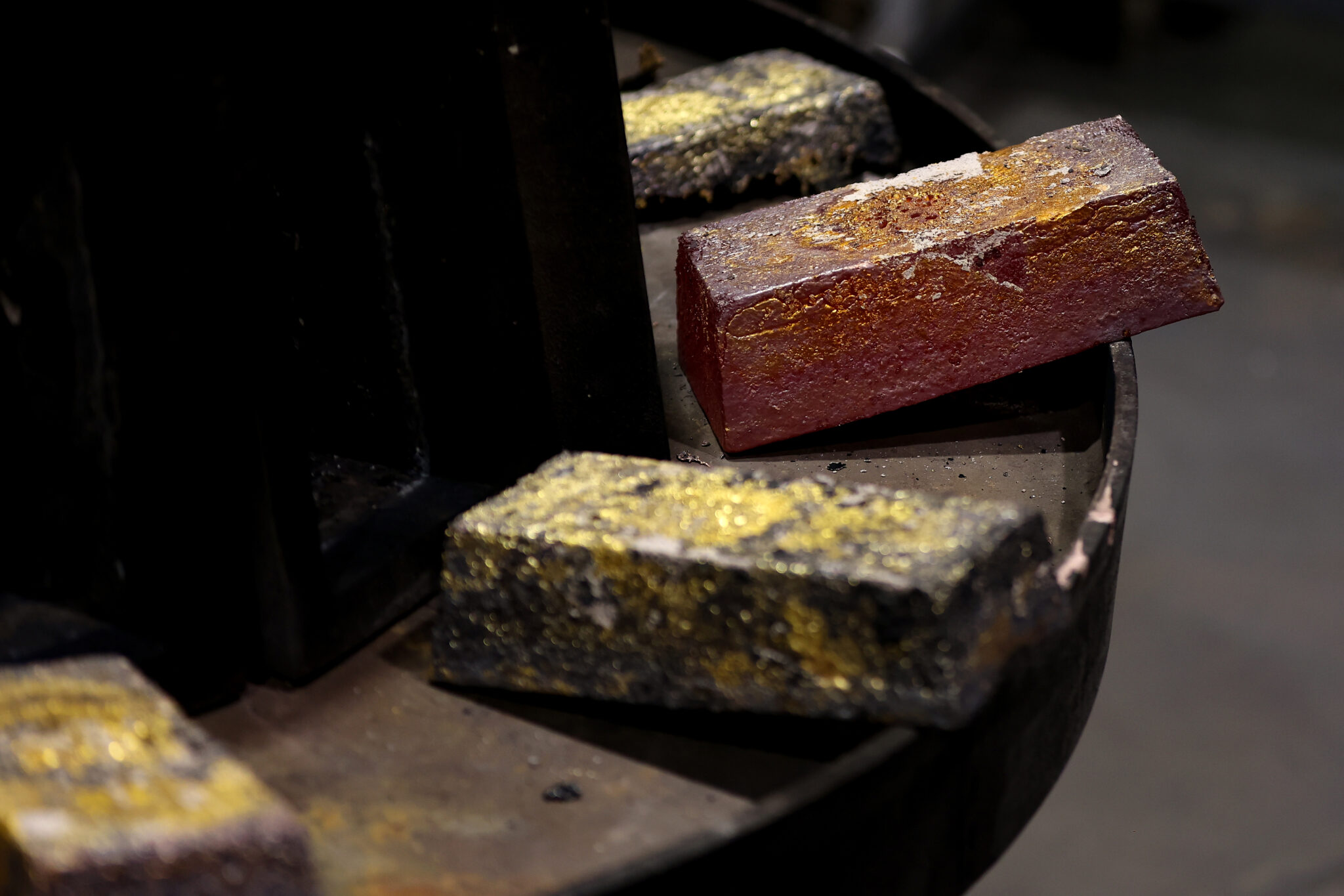 Gold extends hefty gain as US-Iran hopes ease inflation fears - Moneyweb