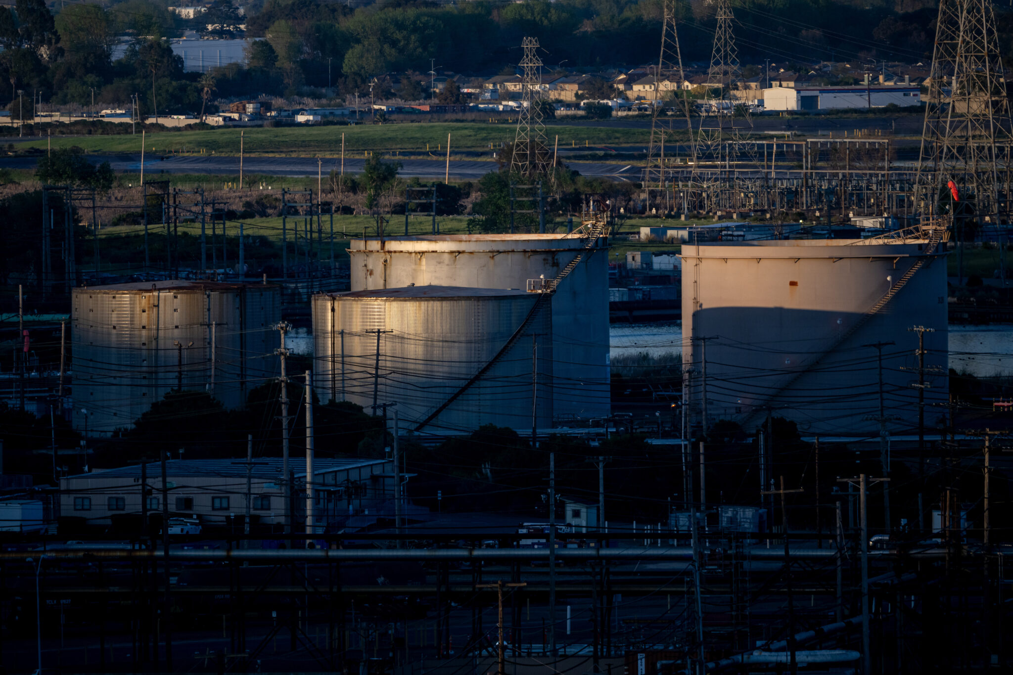 Oil heads for weekly advance with Iran war resolution at impasse - Moneyweb