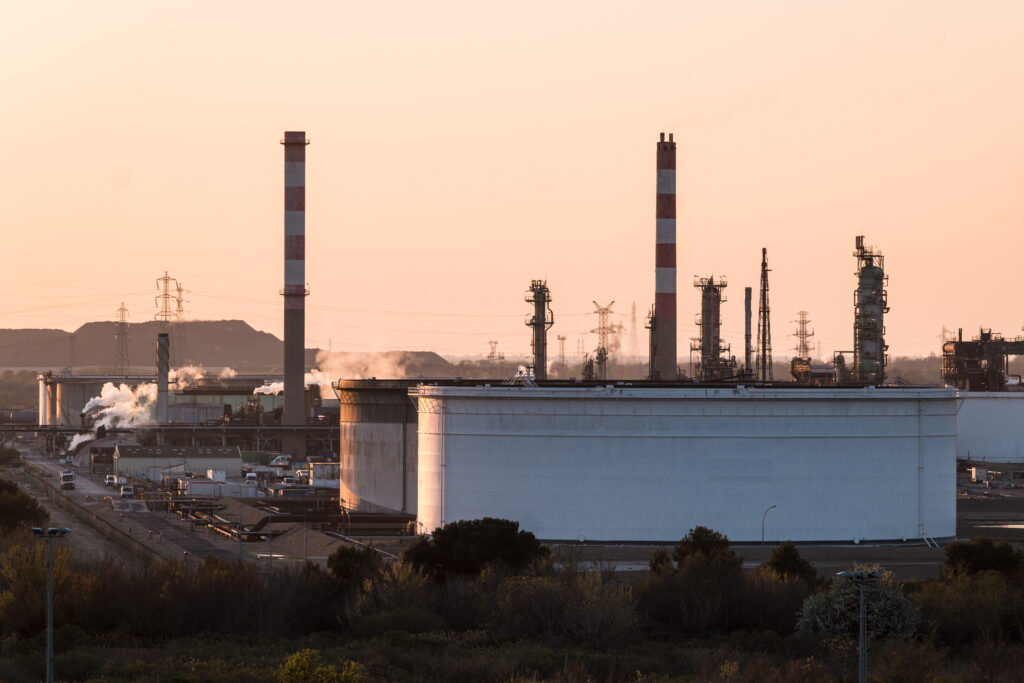 Oil holds decline as traders weigh Trump’s latest Iran threats - Moneyweb