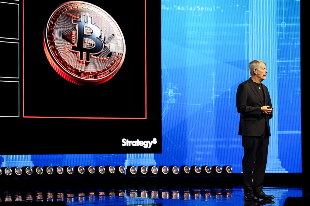 Bitcoin falls back toward $60 000 on Strategy shares