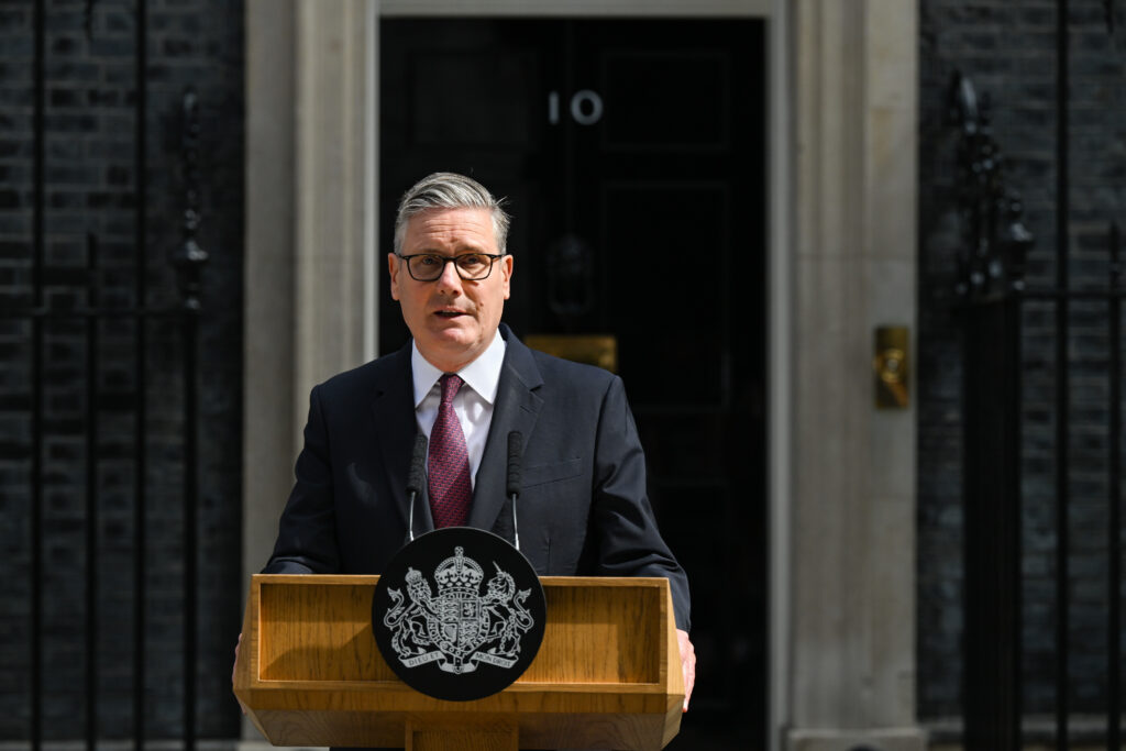 Starmer quits and sets out plan for new UK PM by September