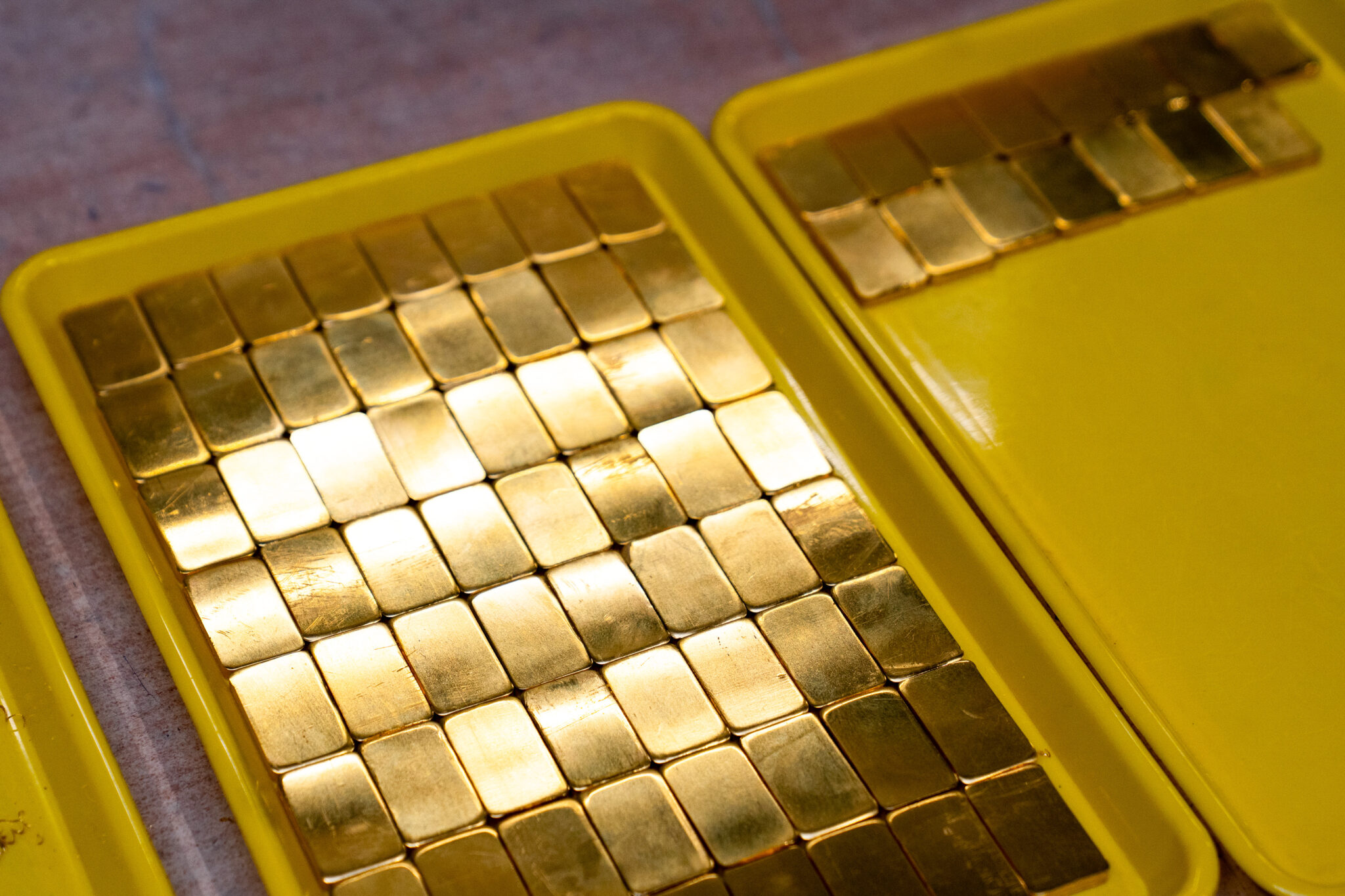 Gold holds drop as Mideast risks, Waller remarks boost headwinds
