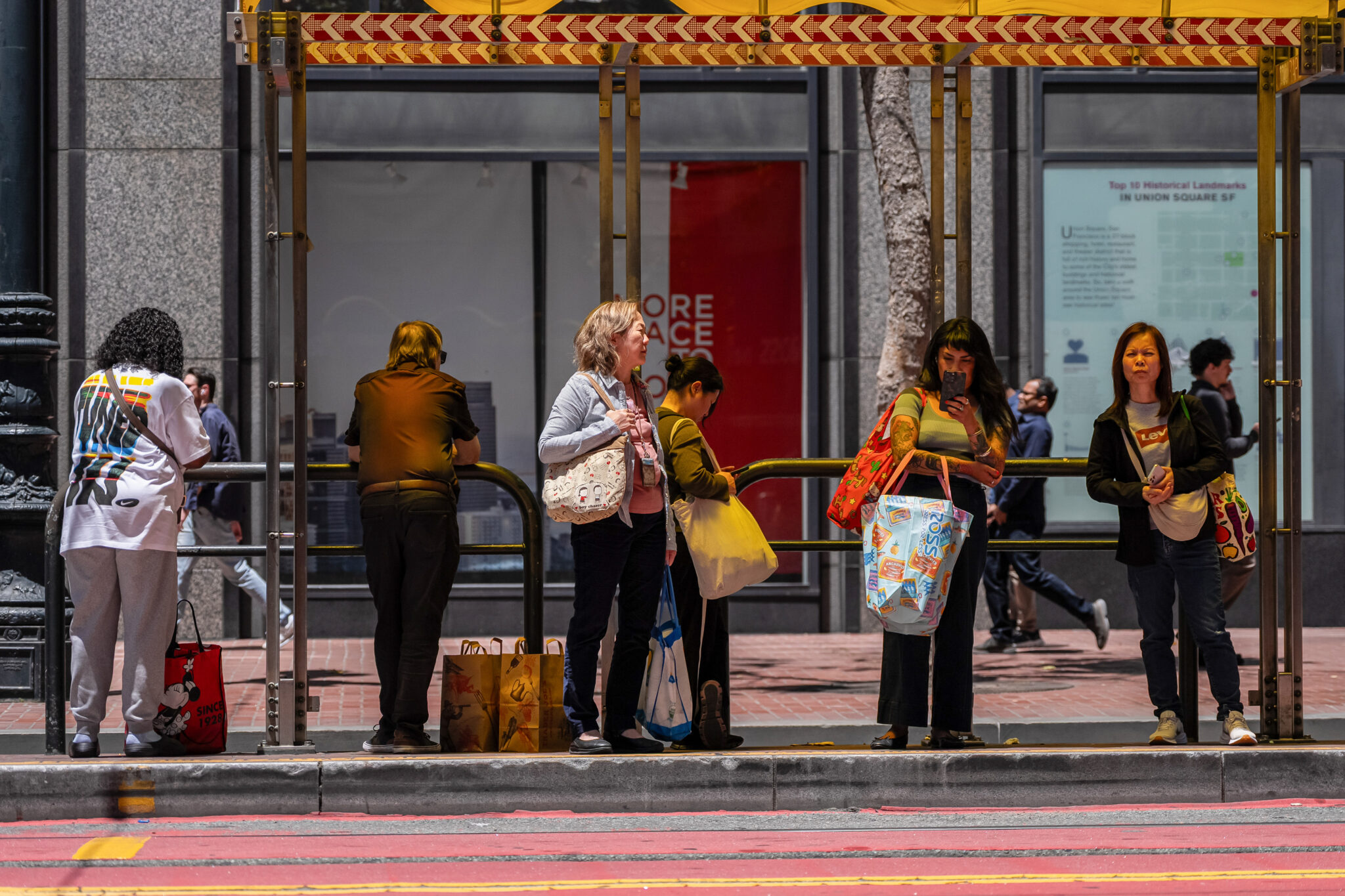 US cpi falls for the first time since 2020, core gauge unchanged