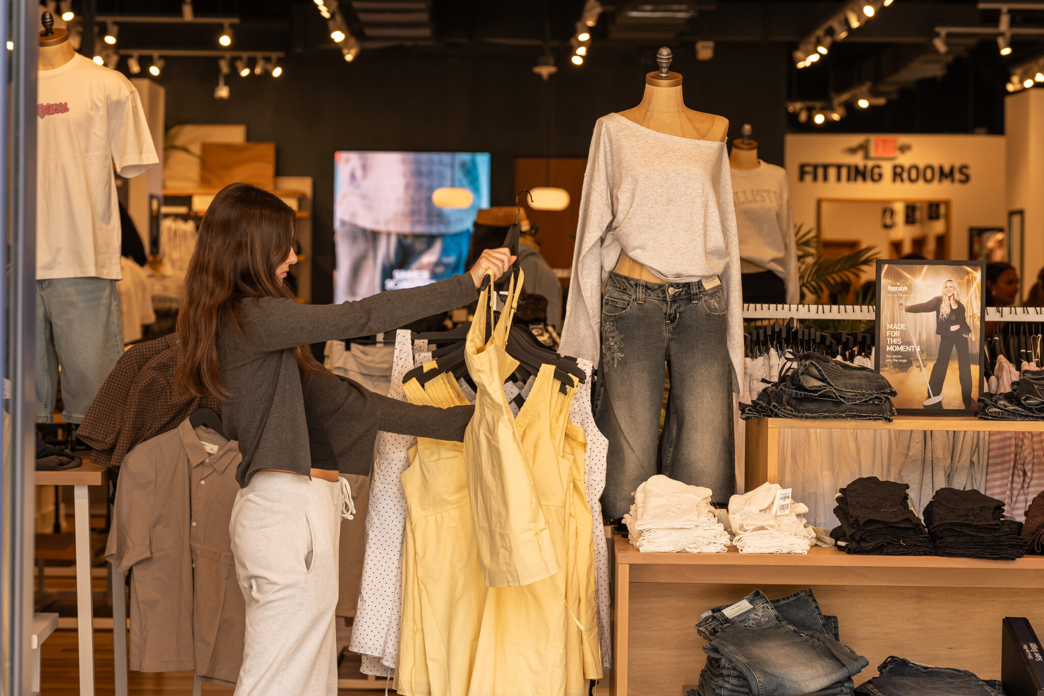 US retail sales rise modestly