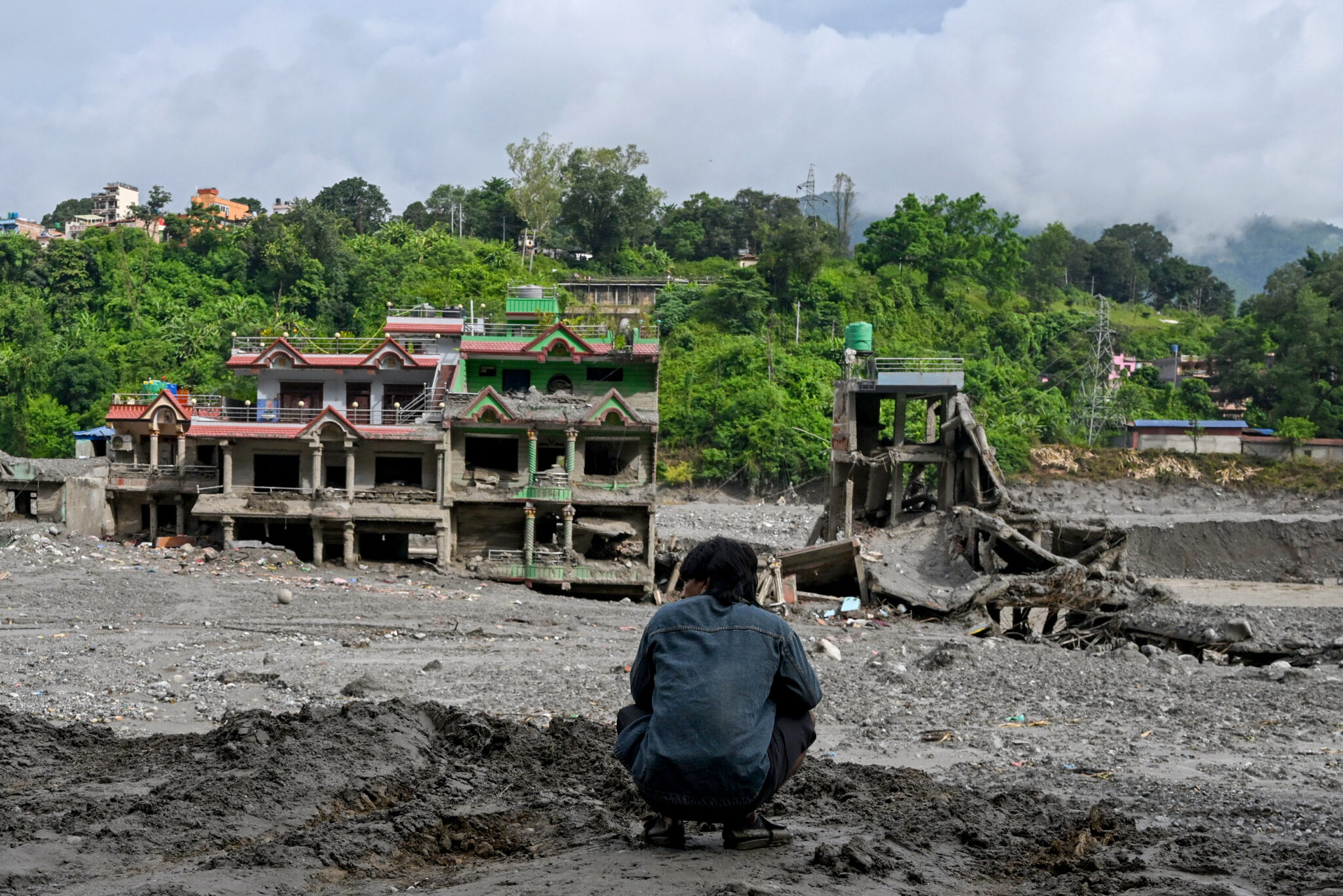 Nepal-China flood deaths reach 955 as search efforts persist