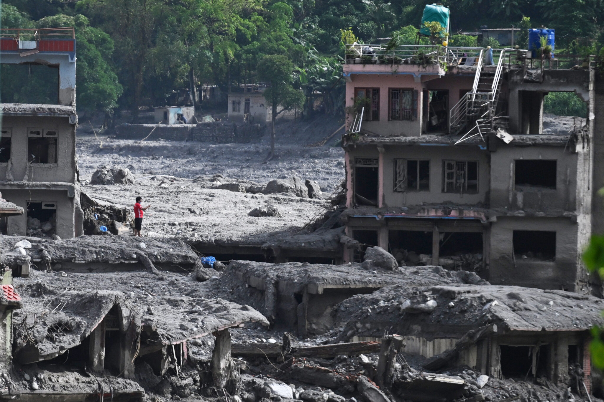 Nepal urges tourists not to abandon Himalayas after floods