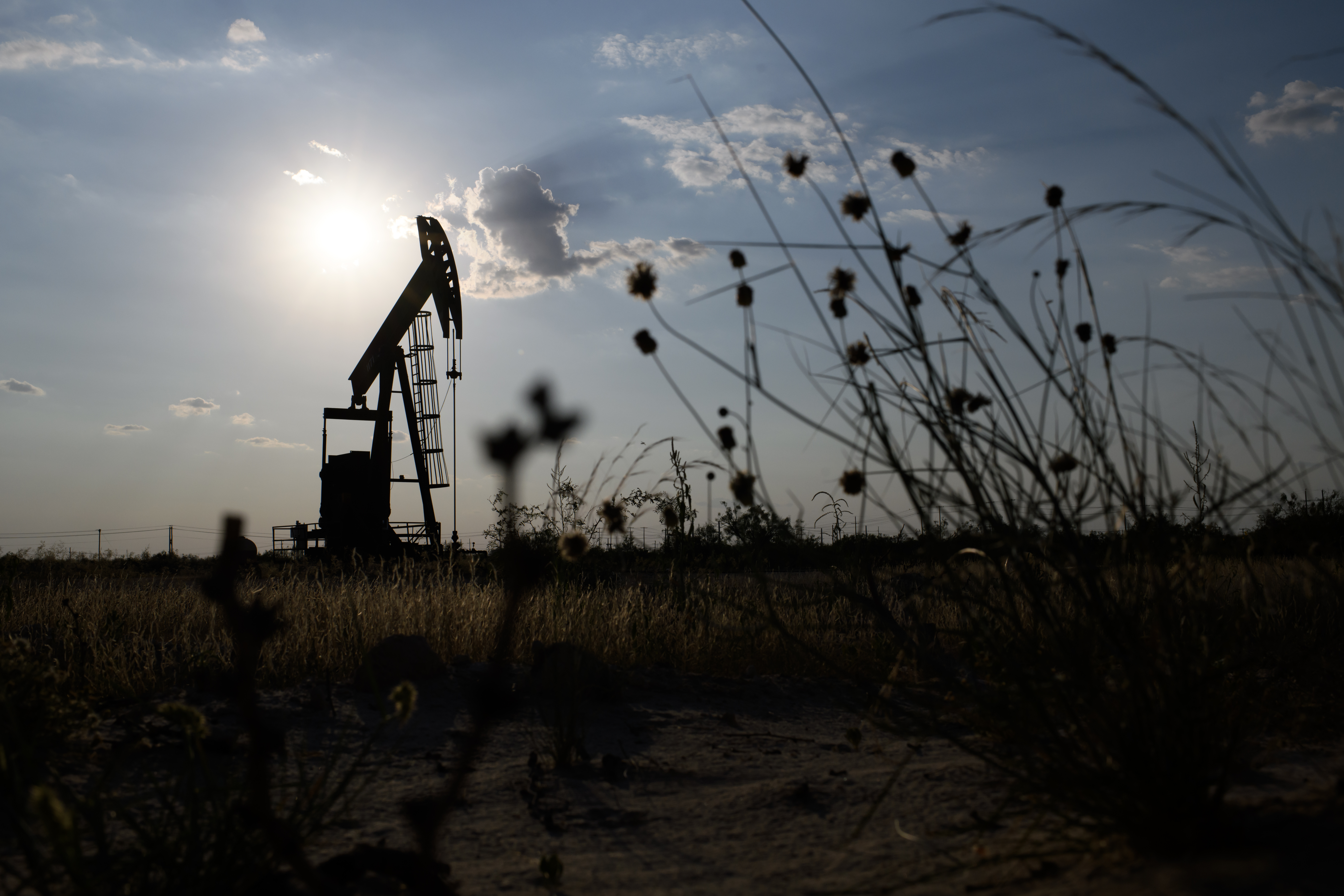Oil heads for biggest weekly gain since July on Iran war risks