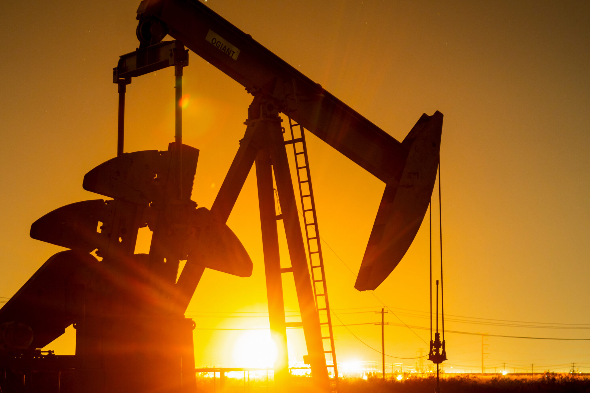 Oil Falls as Supply Fears Ease, Iran Diplomacy Gains Pace