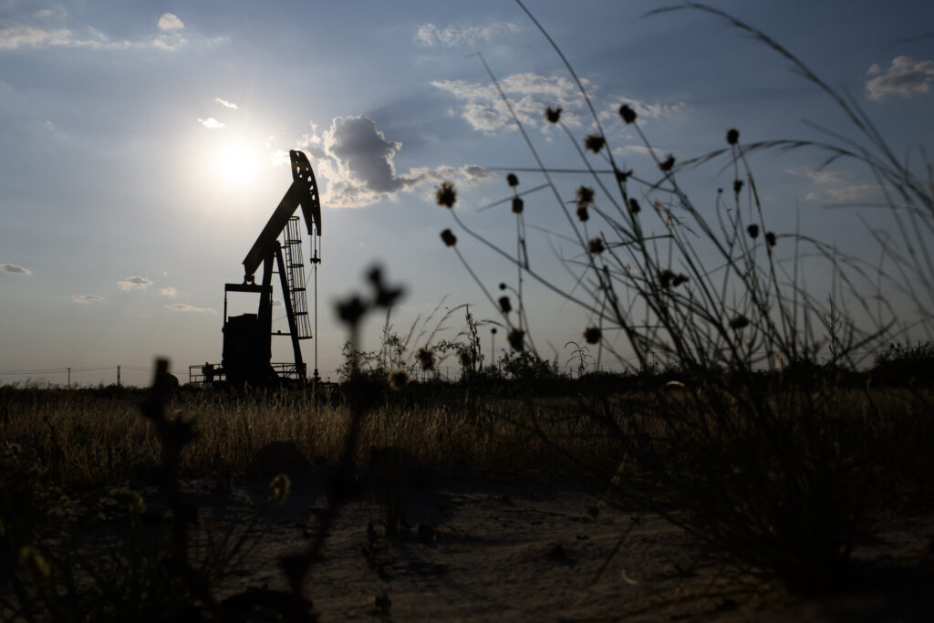 Oil declines as US and Iran explore agreement to reopen Hormuz