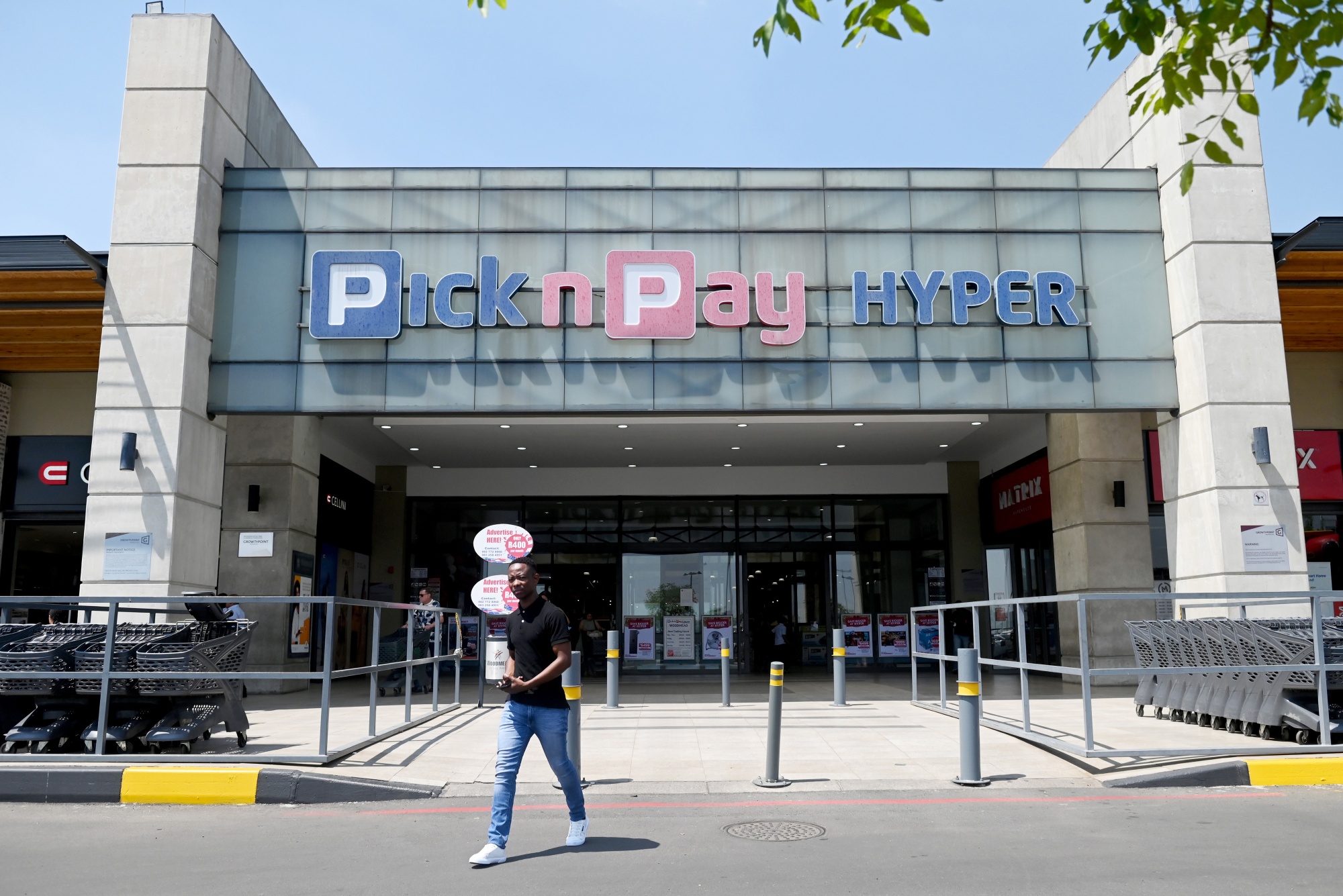 Competitive Fights SA retailers turn to new leaders in fight for shoppers - Moneyweb